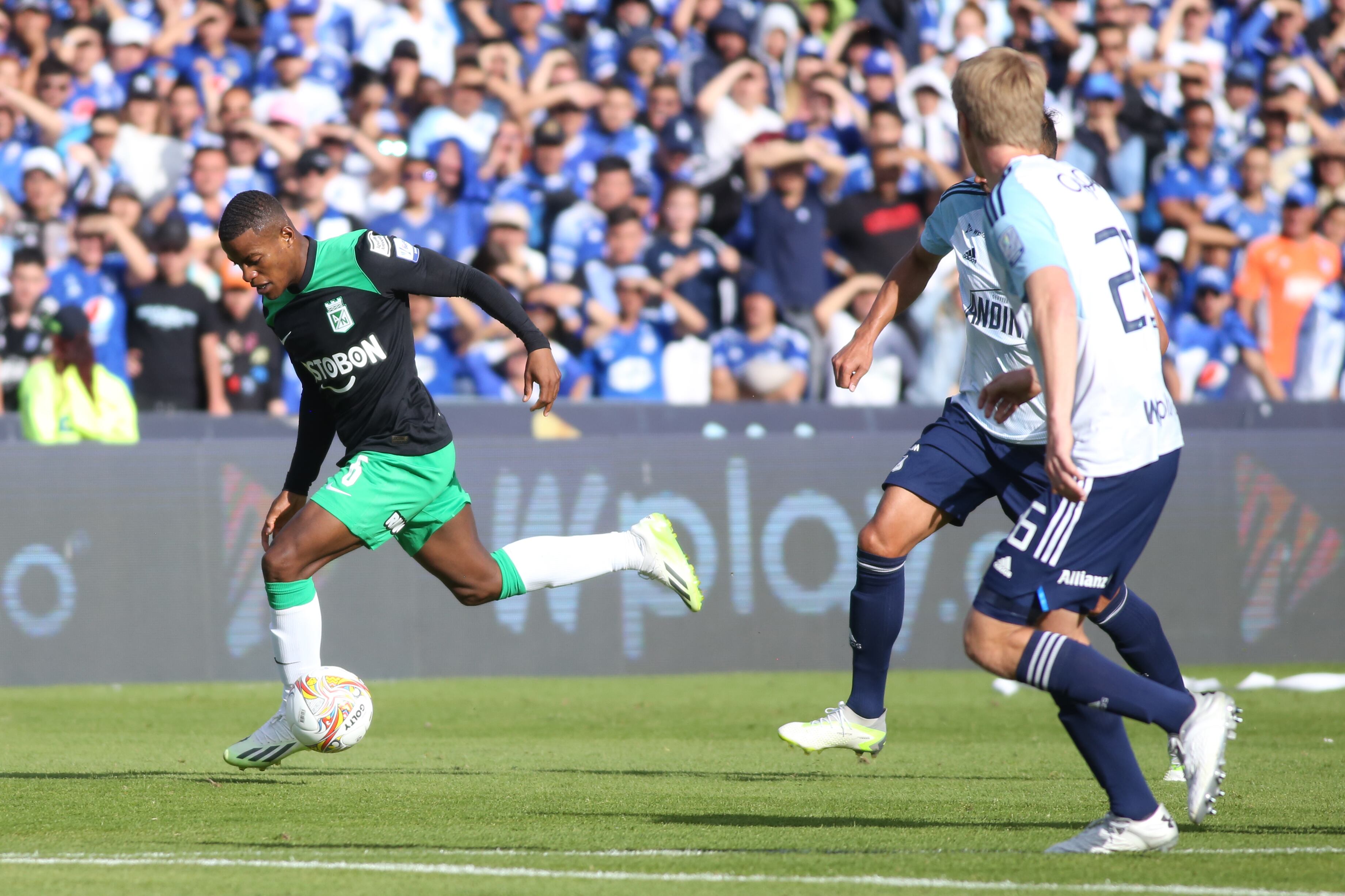 Andrés Román enfrentando a Millonarios en el pasado clásico. (Photo by Daniel Garzon Herazo/NurPhoto via Getty Images)