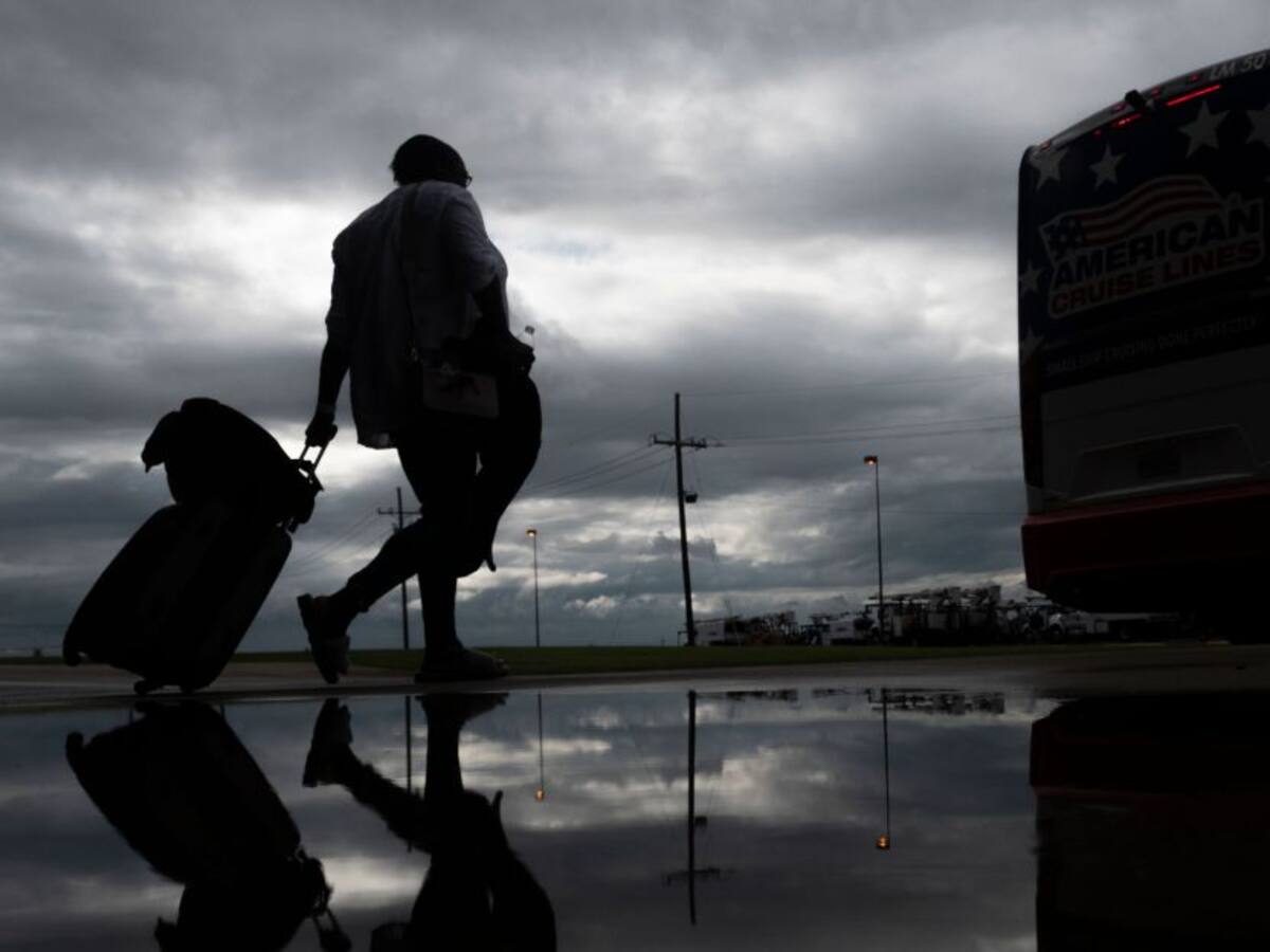 Huracán Laura llega a categoría 4 antes de tocar tierra en EE.UU.