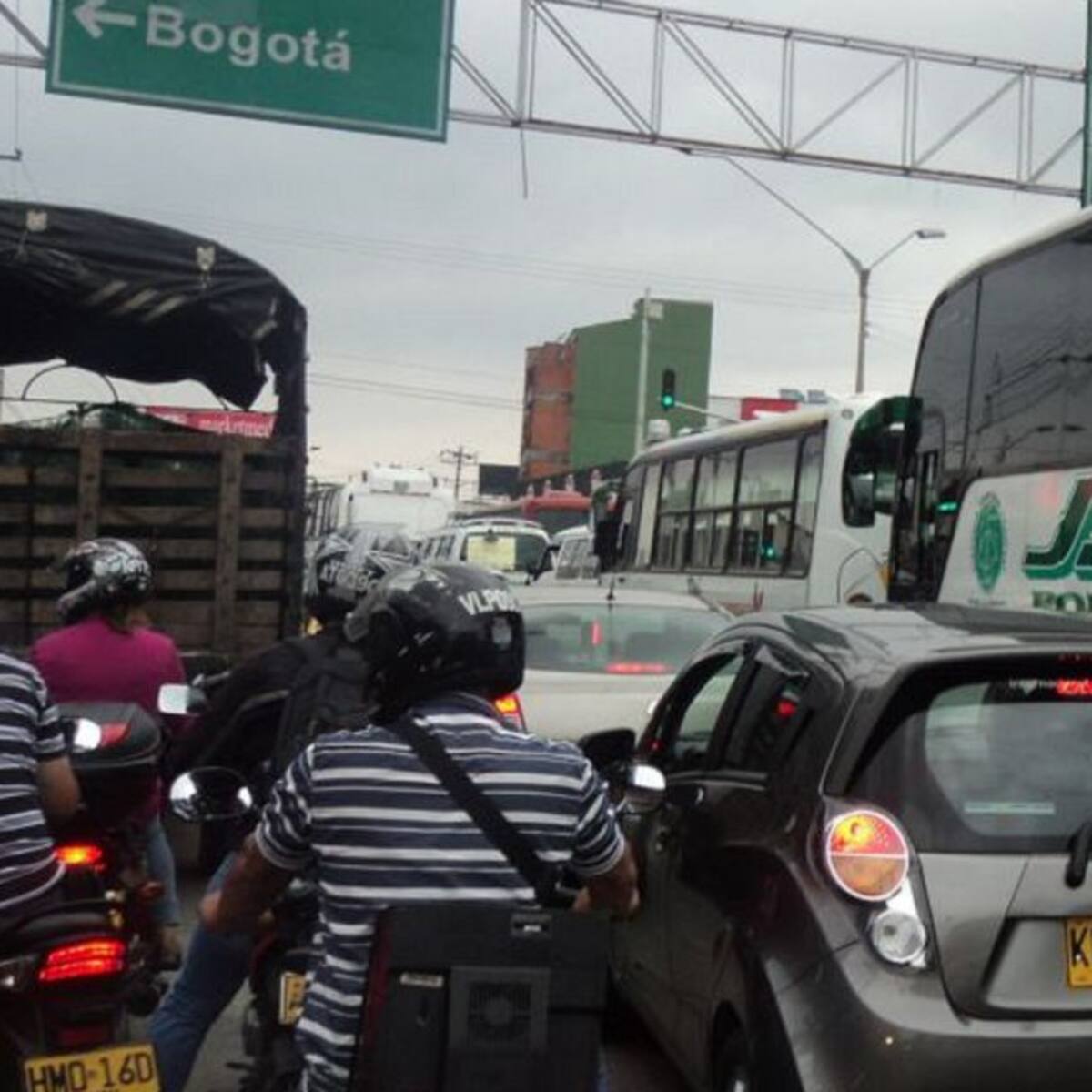 Conductores y taxistas en Armenia con diferentes opiniones por pico y placa