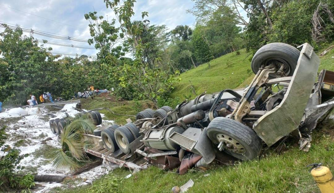 Accidente en la vía Medellín-Bogotá. Foto: cortesía. 