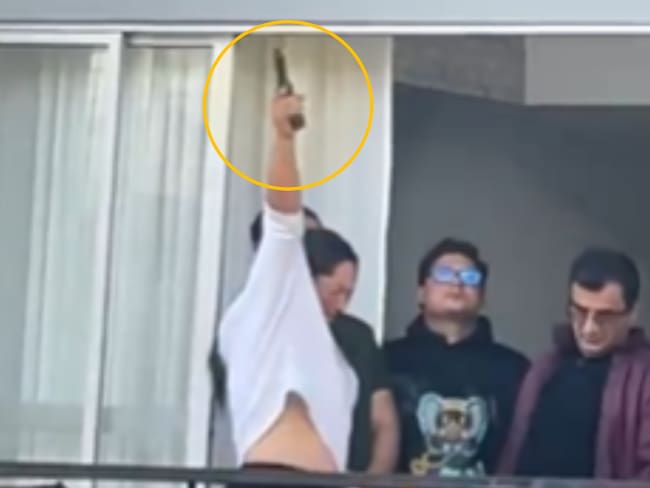 Mujer, en aparente estado de alicoramiento, realizó disparos al aire en conjunto residencial en Bogotá. Foto: Tomada de video suministrado.