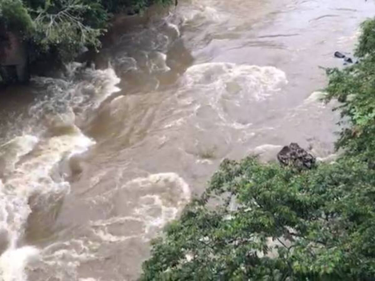 Video: Carro rueda y cae al río Fonce