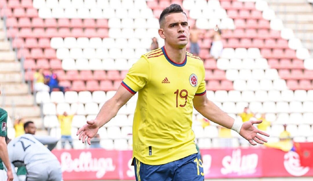 Rafael Santos Borré celebra el gol de la victoria de Colombia ante Arabia Saudita.