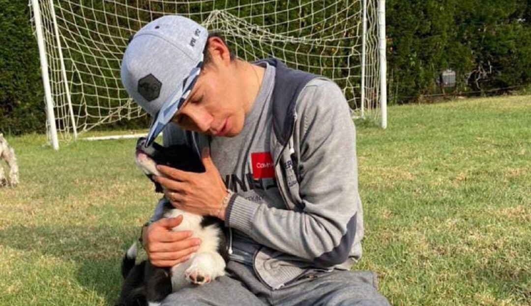 Miguel Ángel López junto a su perro Ginger.
