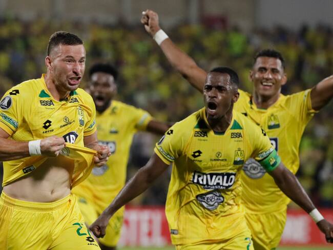 AMDEP5720. BUCARAMANGA (COLOMBIA), 23/04/2025.- Luciano Daniel Pons (i) de Bucaramanga celebra un gol este miércoles, en un partido de la fase de grupos de la Copa Libertadores entre Atlético Bucaramanga y Fortaleza en el estadio Américo Montanini en Bucaramanga (Colombia). EFE/ Carlos Ortega