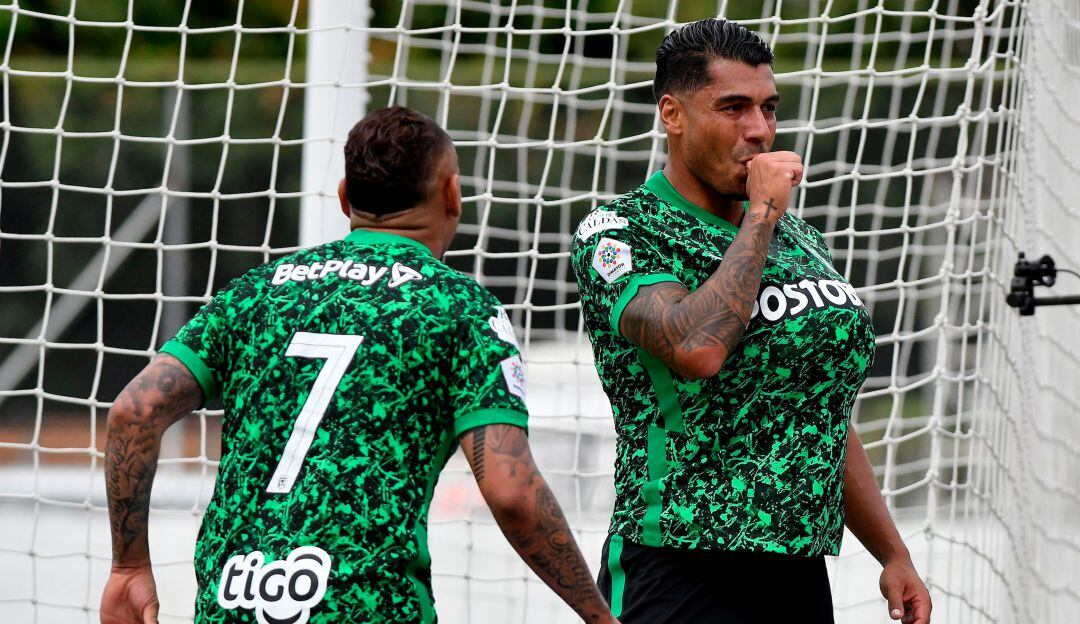 Jarlan Barrera y Jefferson Duque celebrando el gol de Atlético Nacional ante Envigado 