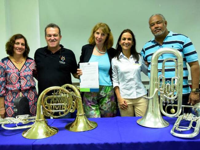 Donan instrumentos musicales para centros Puerto Azul de Cartagena