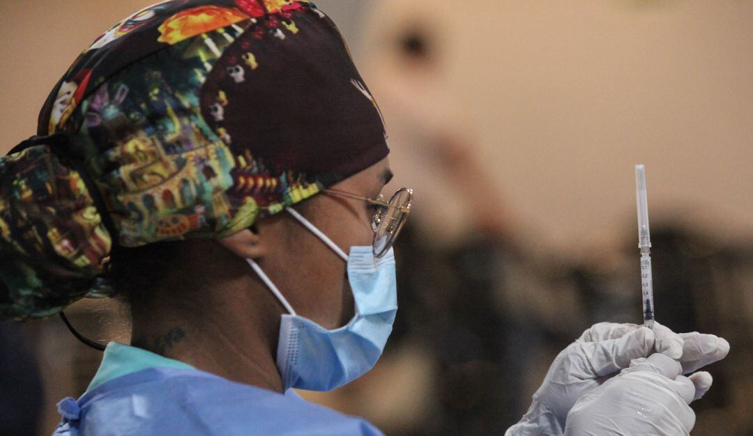 La ciudad recibió las primeras 9.800 vacunas Janssen que serán aplicadas a personas mayores de 50 años que no han sido inmunizadas