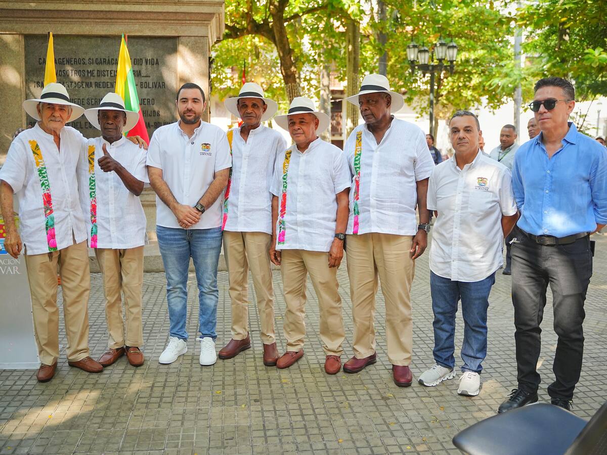 Yamil Arana entregó dotación completa a emboladores y vendedores de la Plaza de Bolívar