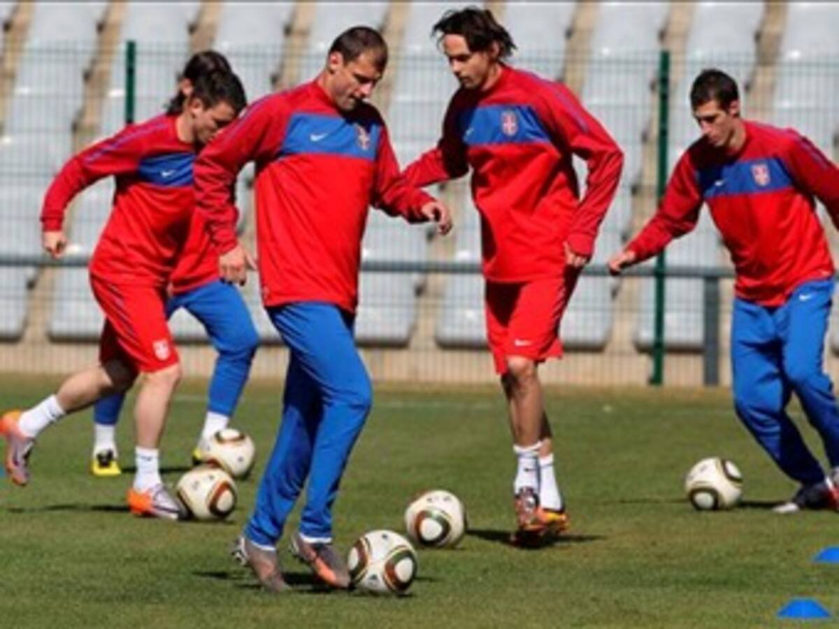 La lluvia no deja entrenar a Serbia