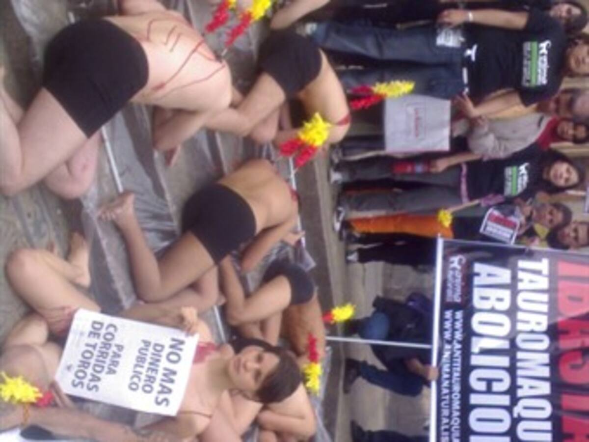 Semidesnudos protestan contra las corridas de toros en Bogotá