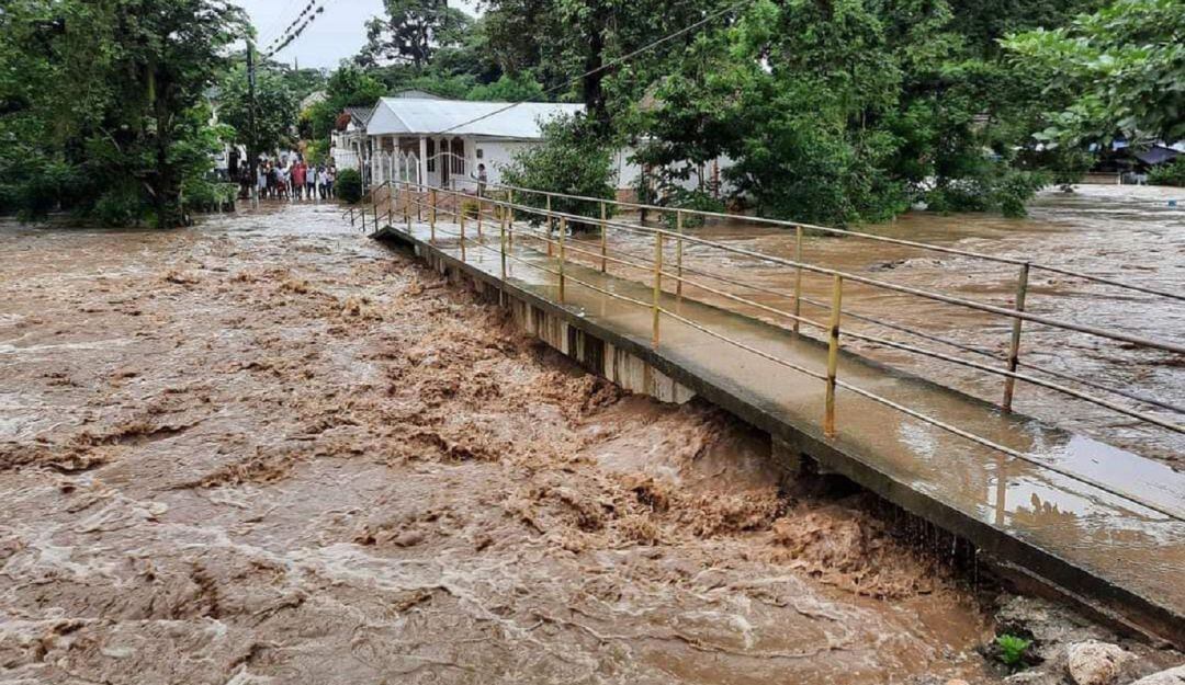 En San Cayetano, jurisdicción de San Juan Nepomuceno, hay más de 800 damnificados tras el desbordamiento de dos arroyos