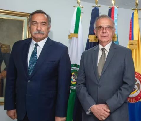 En la foto: mayor general (r) del Ejército, Ricardo Díaz, y el ministro de Defensa, Iván Velásquez. Cortesía.