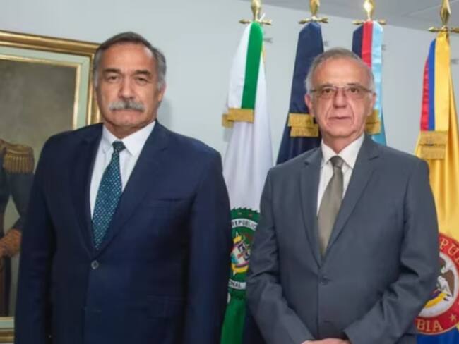 En la foto: mayor general (r) del Ejército, Ricardo Díaz, y el ministro de Defensa, Iván Velásquez. Cortesía.