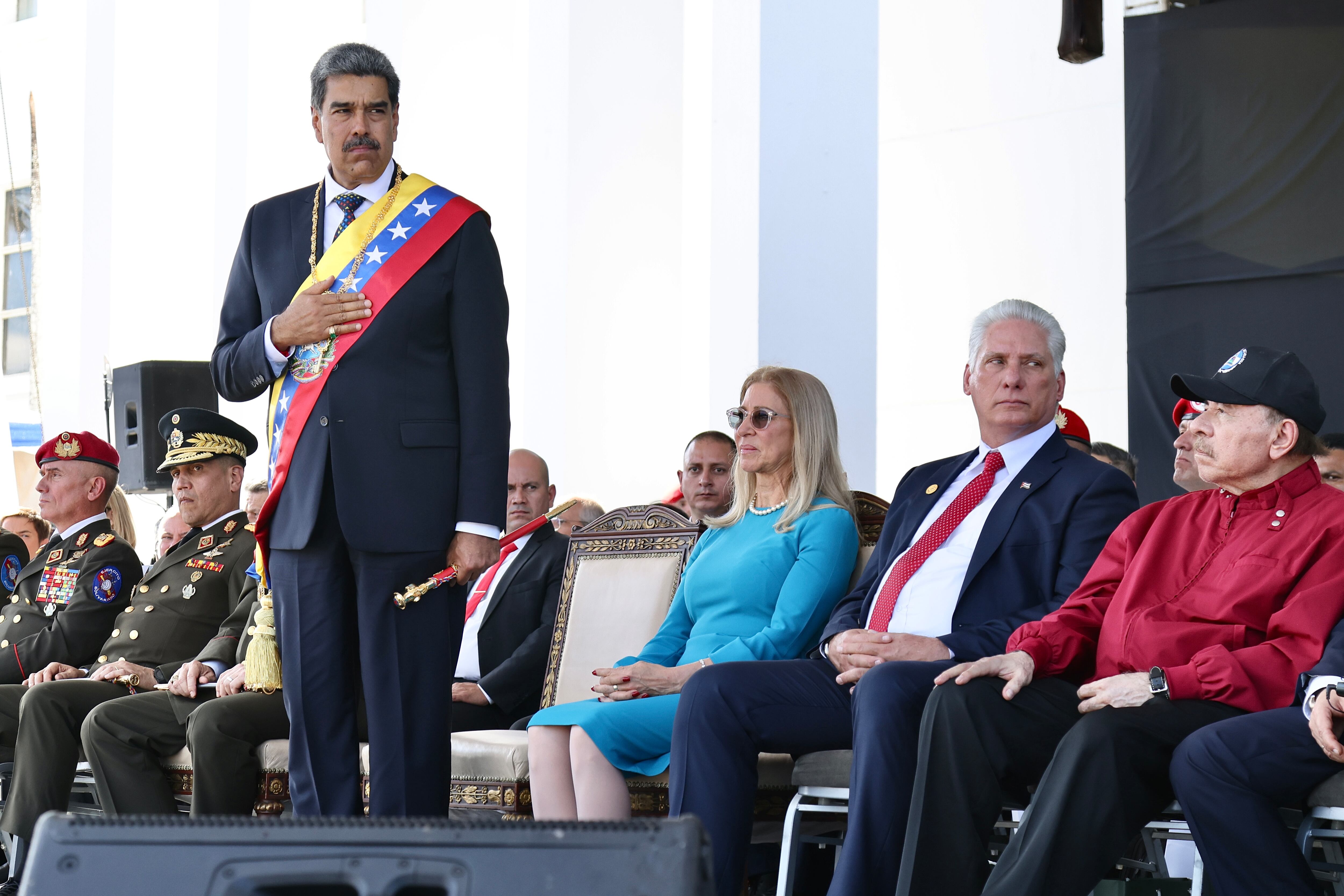 AME303. CARACAS (VENEZUELA), 10/01/2025.- Fotografía cedida por la Presidencia de Cuba del líder chavista Nicolás Maduro (i), su esposa Cilia Flores (c), el presidente de Cuba, Miguel Díaz-Canel (2-d) y su homólogo de Nicaragua, Daniel Ortega, en un acto este viernes, en Caracas (Venezuela). Maduro defendió su investidura presidencial para un tercer sexenio, cuestionada por el antichavismo y gran parte de la comunidad internacional tras las denuncias opositoras de "fraude" en las elecciones de julio pasado, como una "gran victoria venezolanista" y celebró que no la pudieran "impedir". EFE/ Alejandro Azcuy / Presidencia de Cuba/SOLO USO EDITORIAL/SOLO DISPONIBLE PARA ILUSTRAR LA NOTICIA QUE ACOMPAÑA (CRÉDITO OBLIGATORIO)