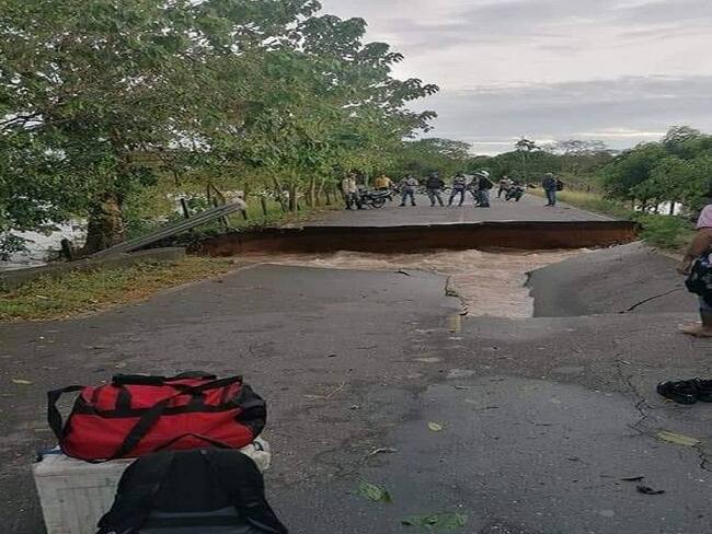 Puente colapsado en la vía La Apartada - Ayapel.