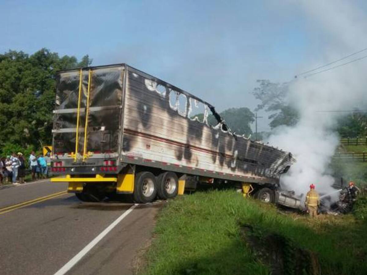 Accidente entre camión y tractomula cerca a Santa Catalina Bolívar