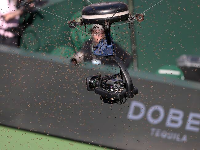Indian Wells (United States), 14/03/2024.- The match between Alexander Zverev of Germany and Carlos Alcaraz of Spain was suspended due to a bee invasion during the BNP Paribas Open in Indian Wells, California, USA, 14 March 2024. (Tenis, Alemania, España) EFE/EPA/JOHN G. MABANGLO