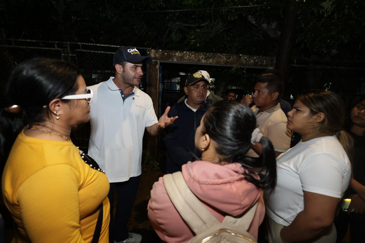 El gobernador Erasmo Zuleta lidera acciones de rescate de una familia atrapada por las aguas en Canalete.