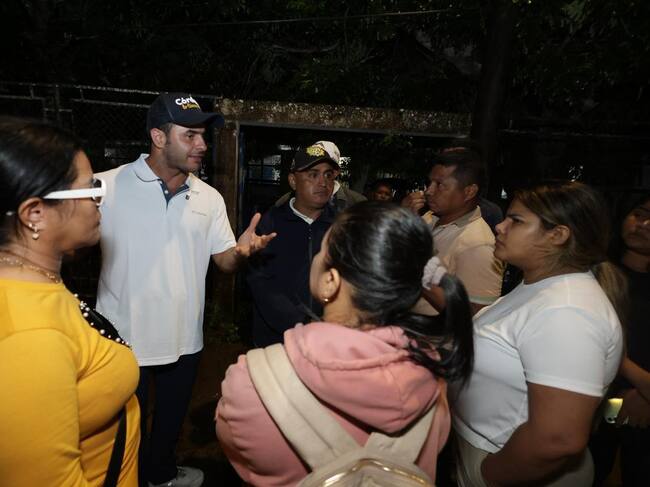El gobernador Erasmo Zuleta lidera acciones de rescate de una familia atrapada por las aguas en Canalete.