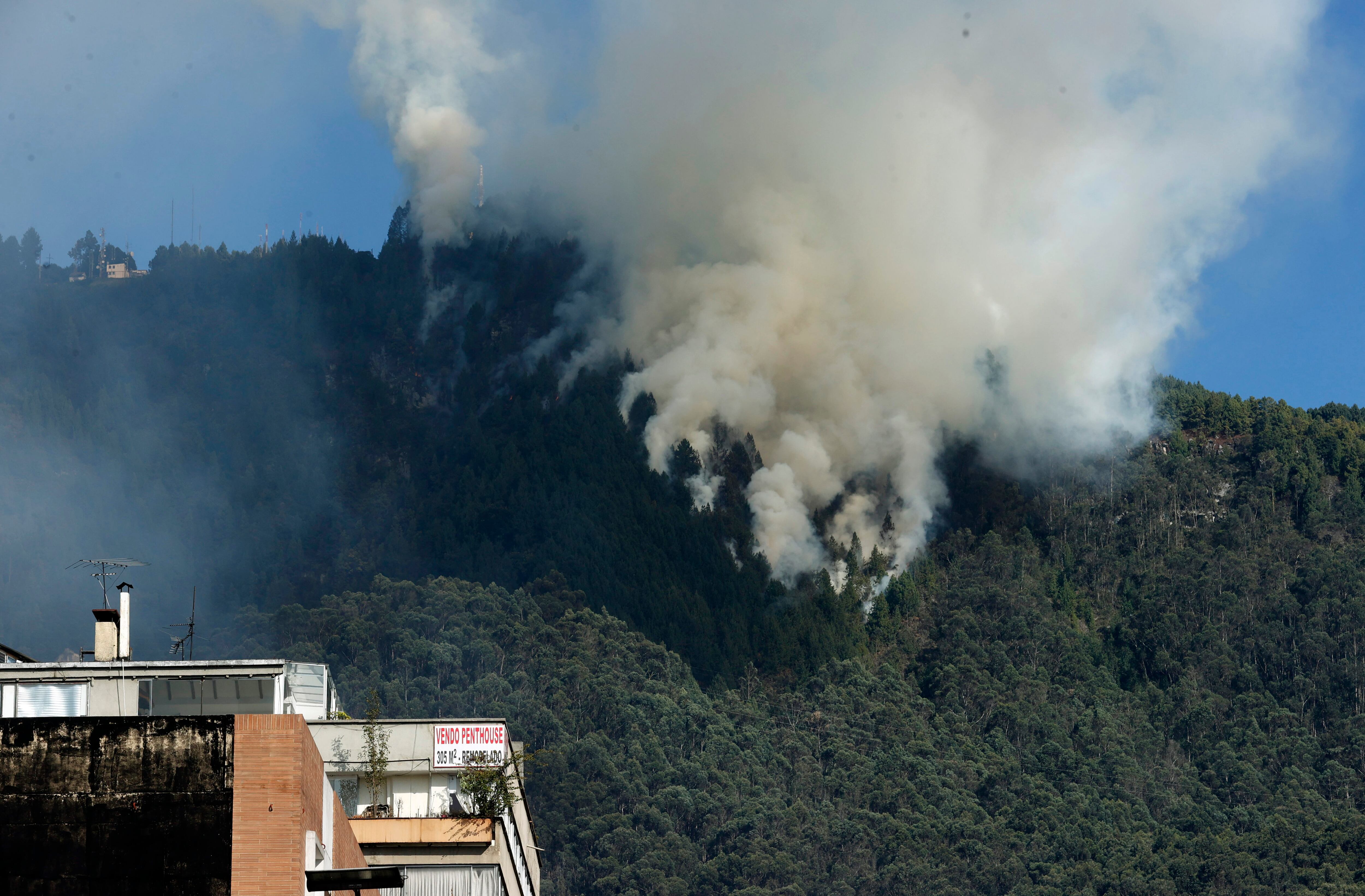 BOGOTÁ (COLOMBIA), 24/01/2024.- Una gran columna de humo se eleva sobre la montaña debido a un incendio forestal en un sector de los cerros orientales, en Bogotá (Colombia). El fenómeno de El Niño venía acechando a Colombia desde hace meses, pero dio a conocer su cara más cruenta en los últimos días con numerosos incendios forestales que intimidan a las principales ciudades del país y arrasan hectáreas de los más emblemáticos paisajes colombianos. En este momento hay activos al menos cuatro incendios en Bogotá, según el alcalde Carlos Fernando Galán. EFE/ Mauricio Dueñas Castañeda