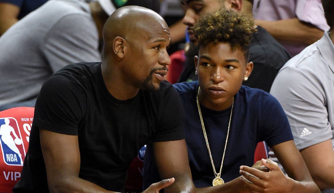 Floyd Mayweather Jr. junto a su hijo, Koraun.