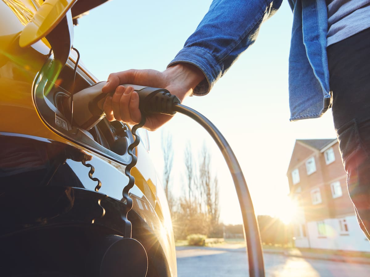 Test real revela la diferencia de consumo de un carro híbrido a uno de gasolina