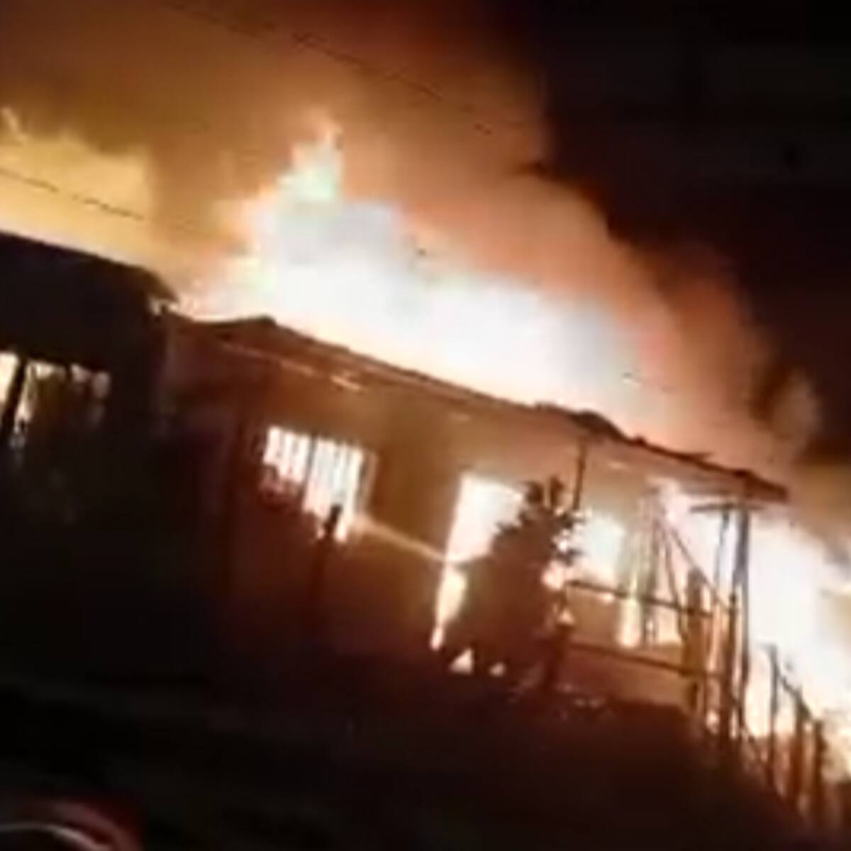 10 Personas damnificadas por incendio que se presentó al sur de la ciudad de Armenia