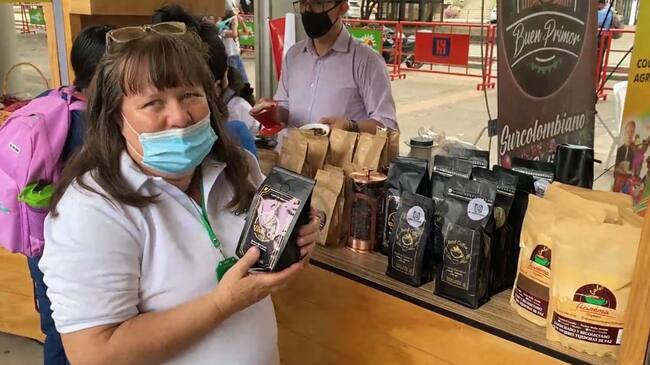 Mujer en proceso de reincorporación recibe reconocimiento internacional
