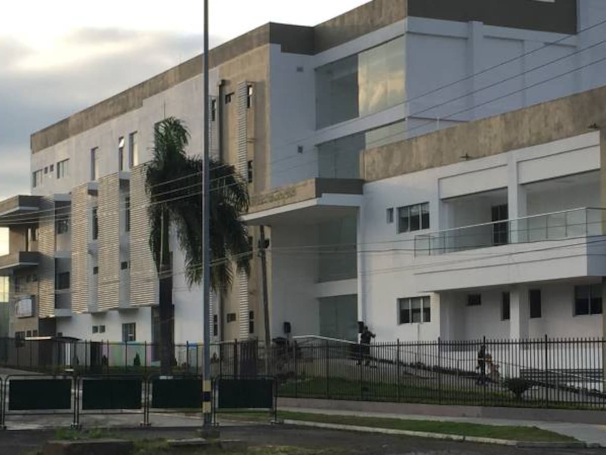 Mindefensa y director general de la Policía inauguran la clínica para uniformados más moderna del Eje Cafetero