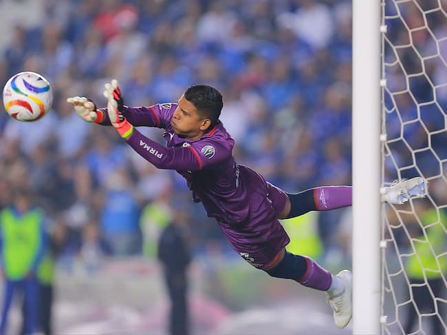 El guardameta santandereano se convirtió en el titular del equipo mexicano / Getty Images