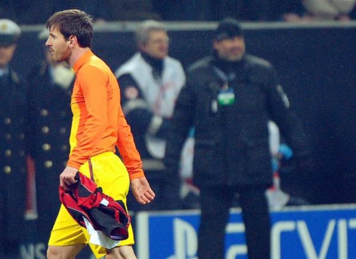 El delantero argentino del FC Barcelona Leo Messi, al término del partido de ida de los octavos de final de la Liga de Campeones