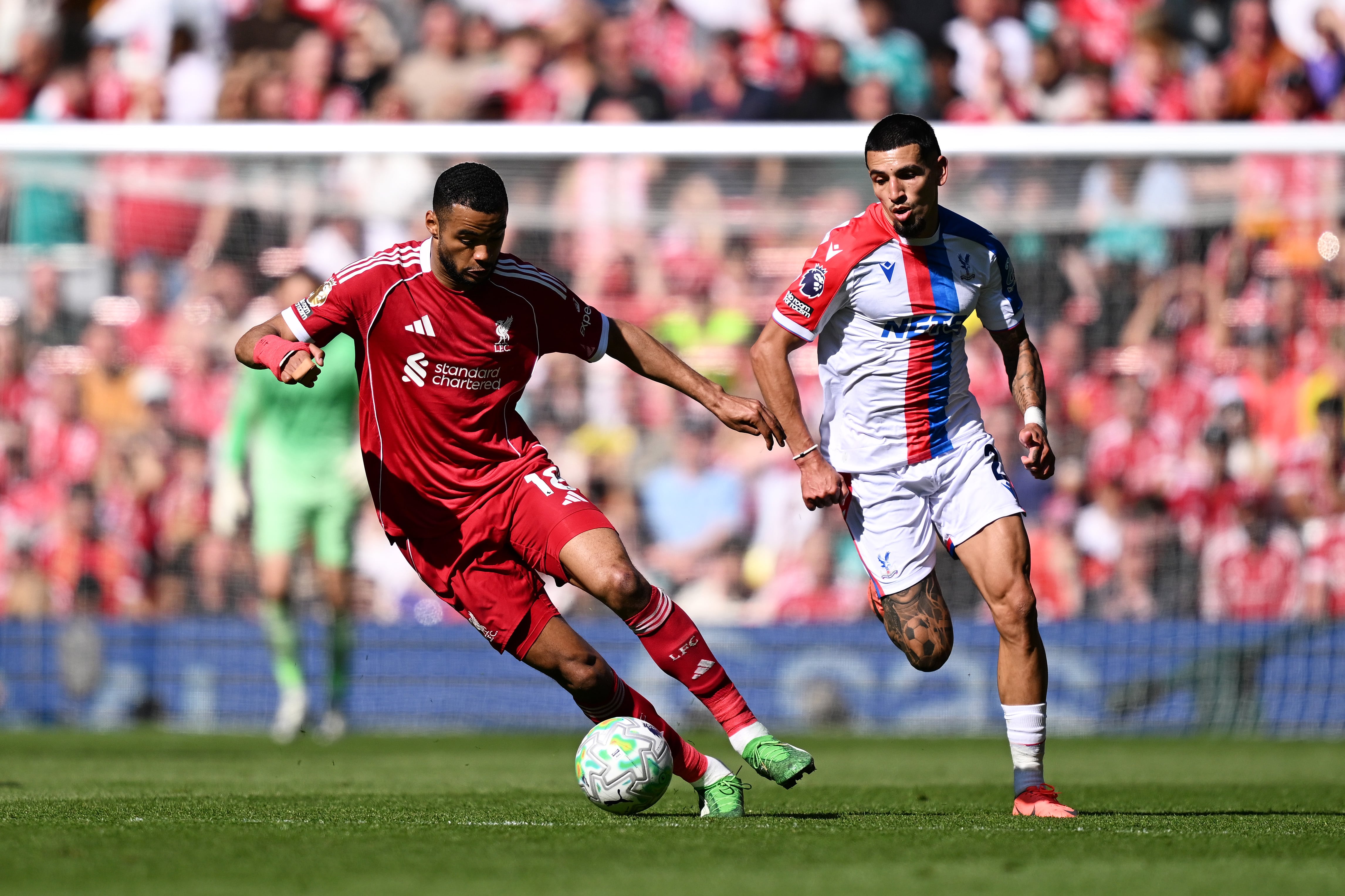 Daniel Muñoz marcó escandaloso gol con Crystal Palace y fue agredido por un hincha de Liverpool . (Photo by Liverpool FC/Liverpool FC via Getty Images)