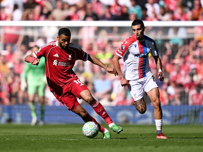 Daniel Muñoz marcó escandaloso gol con Crystal Palace y fue agredido por un hincha de Liverpool . (Photo by Liverpool FC/Liverpool FC via Getty Images)