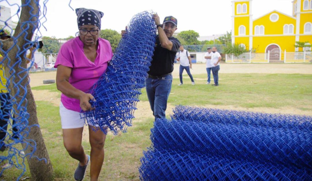 Fueron entregados 240 metros cuadrados de mallas, pintura y apoyo para el arreglo de las luminarias de la plaza
