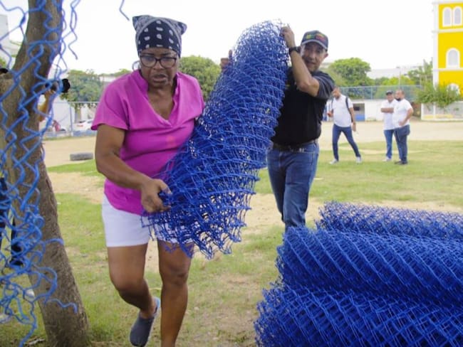 Fueron entregados 240 metros cuadrados de mallas, pintura y apoyo para el arreglo de las luminarias de la plaza