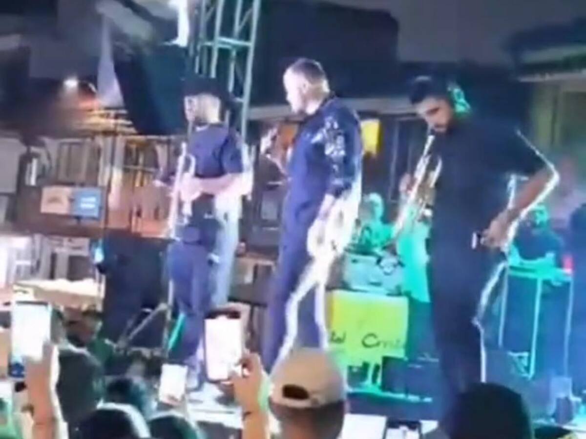 Jessi Uribe fue golpeado con un objeto en pleno concierto en Samaná, Caldas.