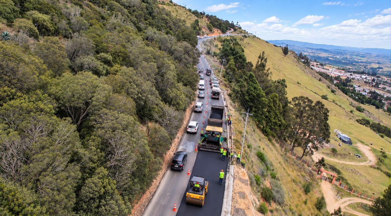 Las obras incluyen nuevo asfalto, recuperación de cunetas, limpieza de alcantarillas y adecuación de taludes para mejorar la movilidad.