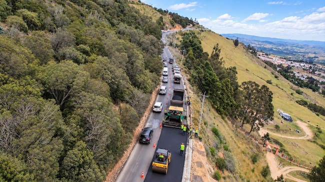 Las obras incluyen nuevo asfalto, recuperación de cunetas, limpieza de alcantarillas y adecuación de taludes para mejorar la movilidad.