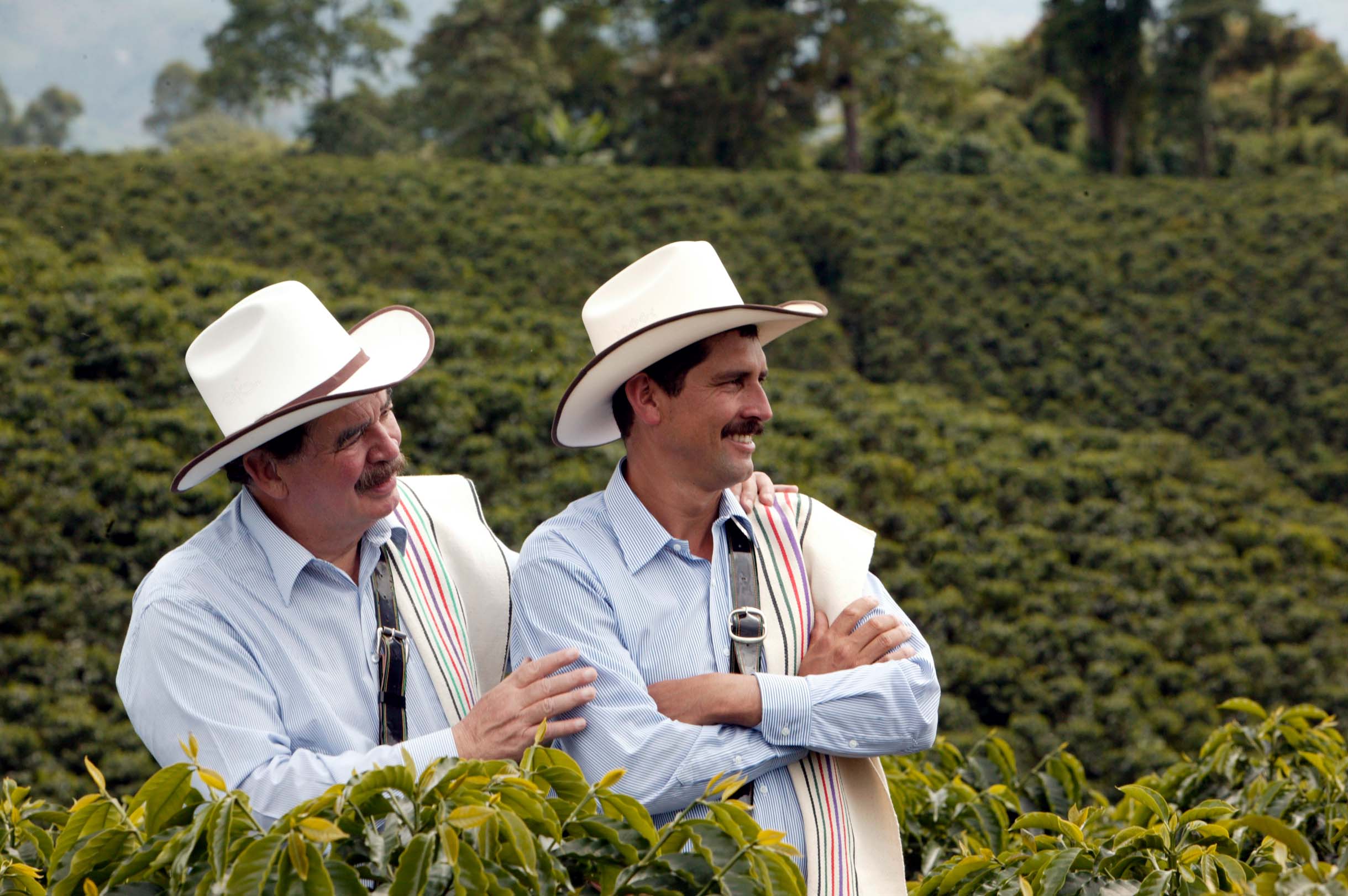 BOGOTA, JUN. 29 .- A LA IZQUIERDA CARLOS SANCHEZ, EL QUIEN FUE HASTA HOY JUAN VALDEZ, Y A SU LADO CARLOS CASTAÑEDA, LA NUEVA IMAGEN DEL CAFE DE COLOMBIA. (CORTESIA FEDECAFE)