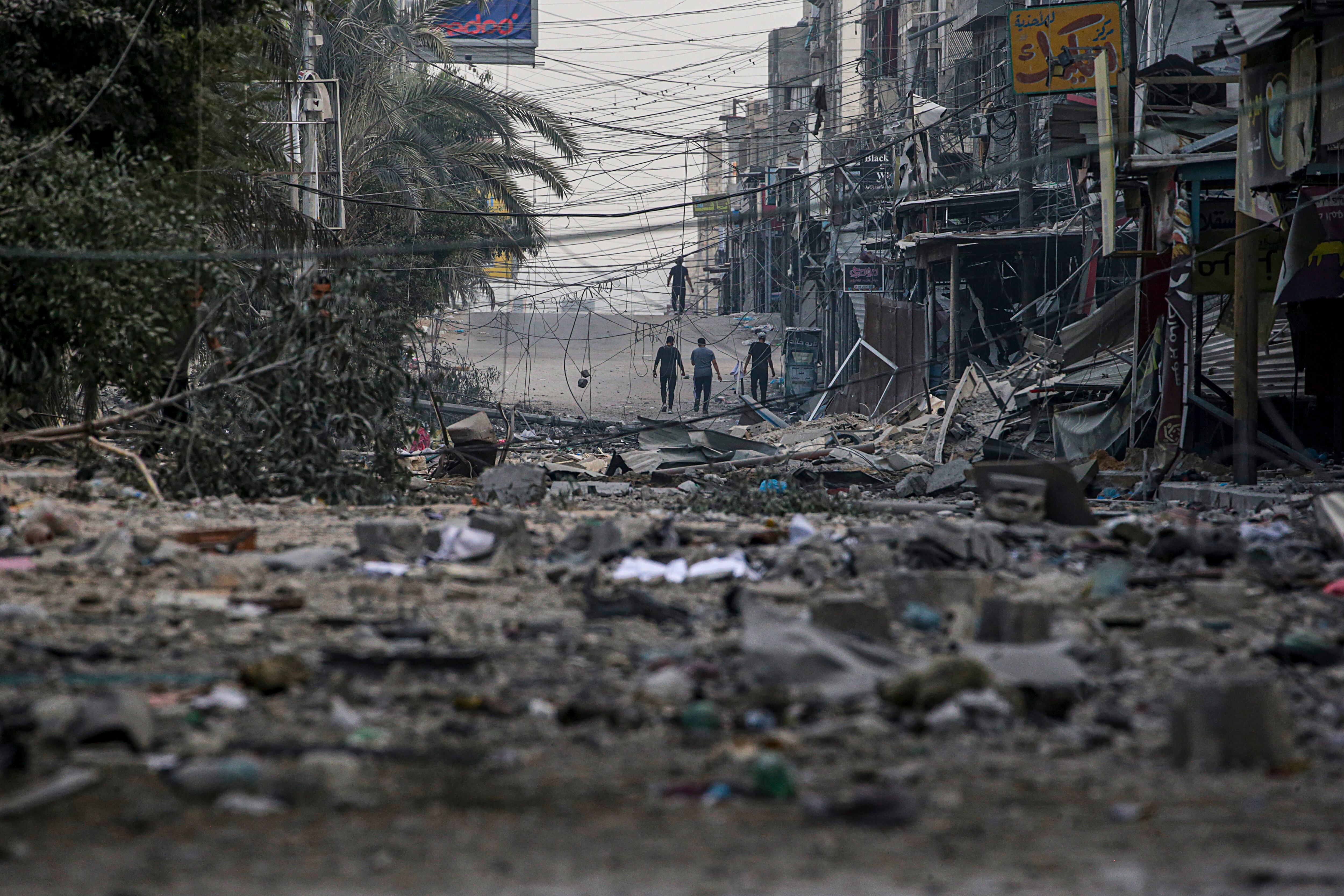 Gaza (---), 31/10/2023.- A damaged area seen following an Israeli airstrike in Al Sheikh Redwan neighbourhood in Gaza City, 31 October 2023. More than 8,000 Palestinians and at least 1,400 Israelis have been killed, according to the Israel Defense Forces (IDF) and the Palestinian health authority, since Hamas militants launched an attack against Israel from the Gaza Strip on 07 October, and the Israeli operations in Gaza and the West Bank which followed it. EFE/EPA/MOHAMMED SABER
