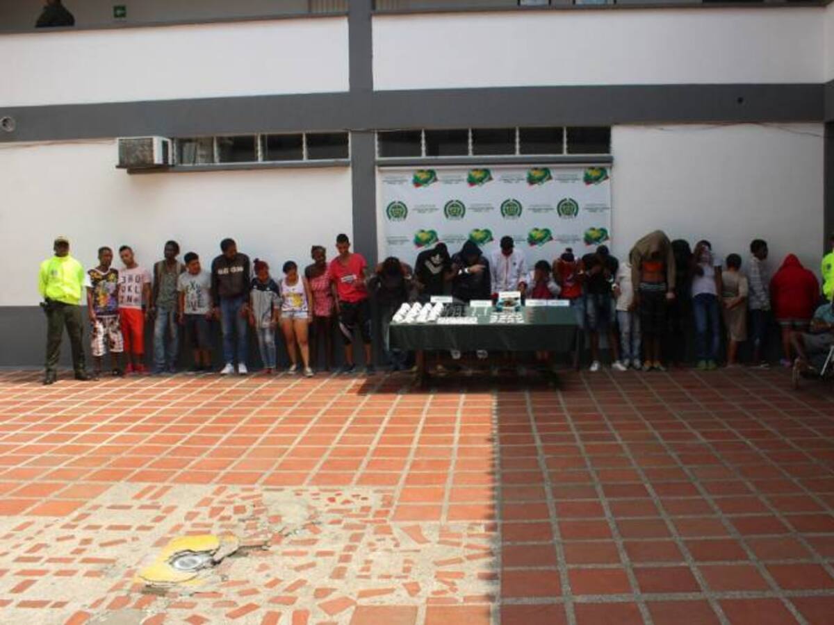 Cae banda que traficaba drogas en entornos escolares