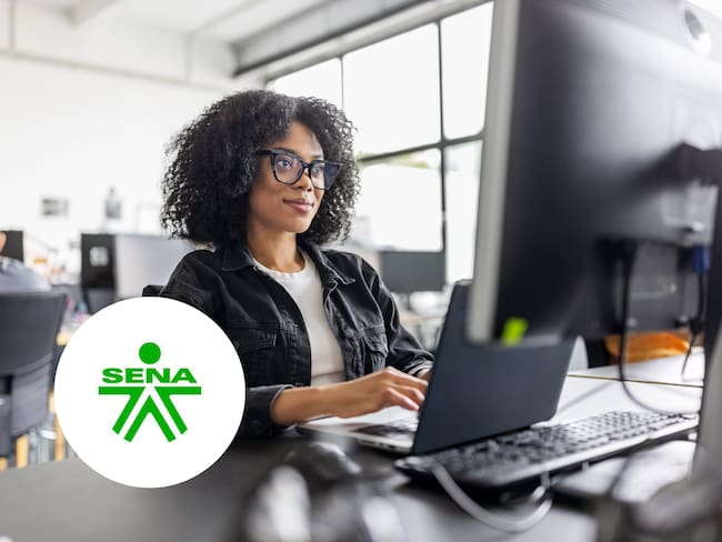 Mujer trabajando en un computador, encima logo del SENA (Getty Images / redes sociales)