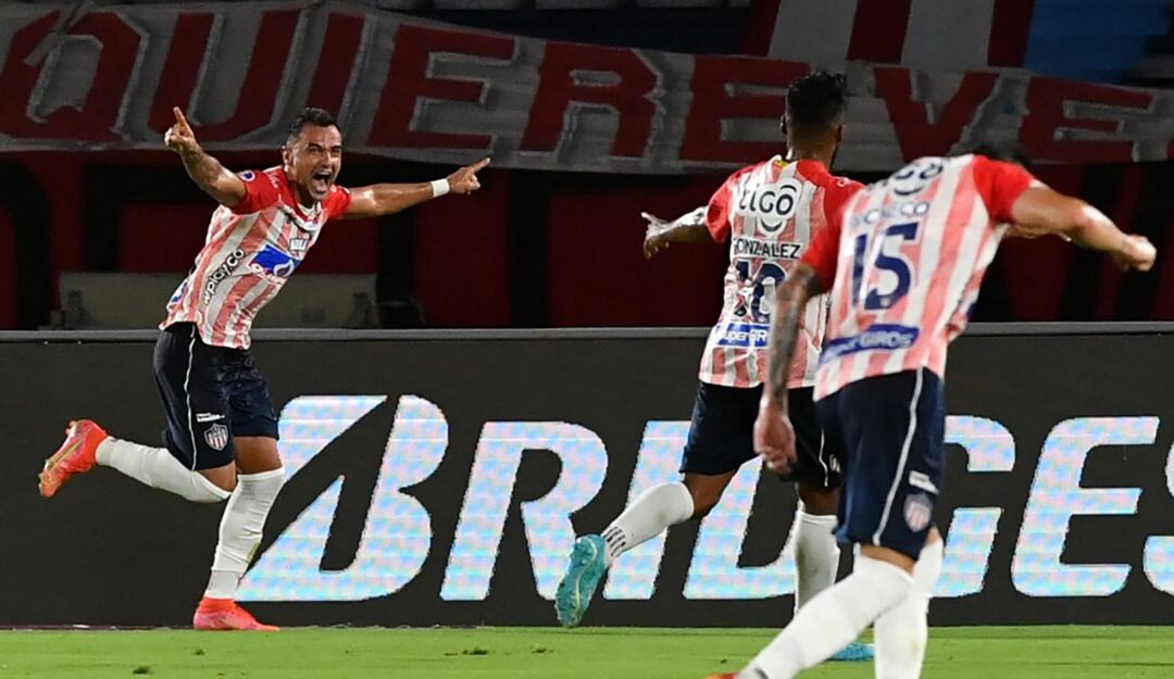 Marlon Piedrahita festeja su gol marcado ante Libertad en la Copa Sudamericana.