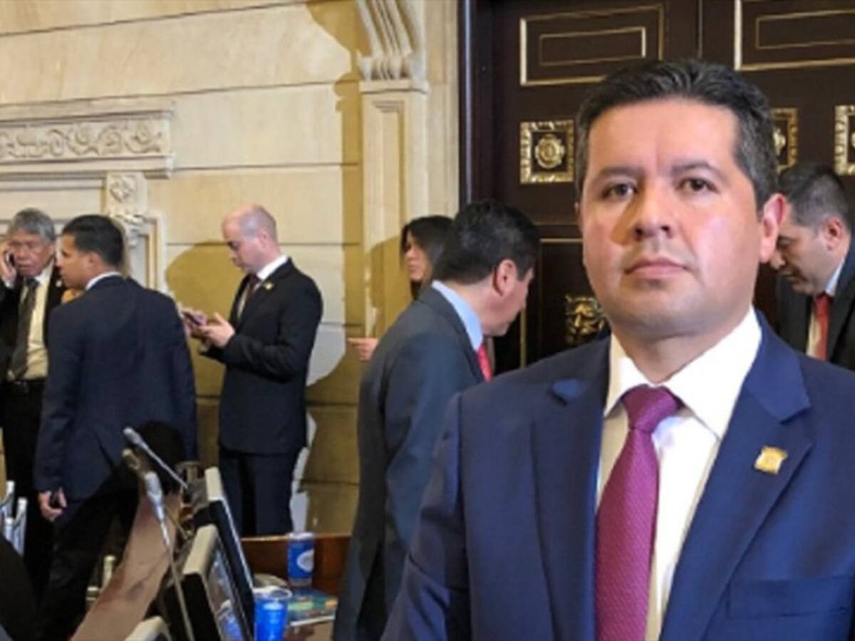 El representante a la Cámara Hernán Estupiñán responde a acusación de engaño en contratos