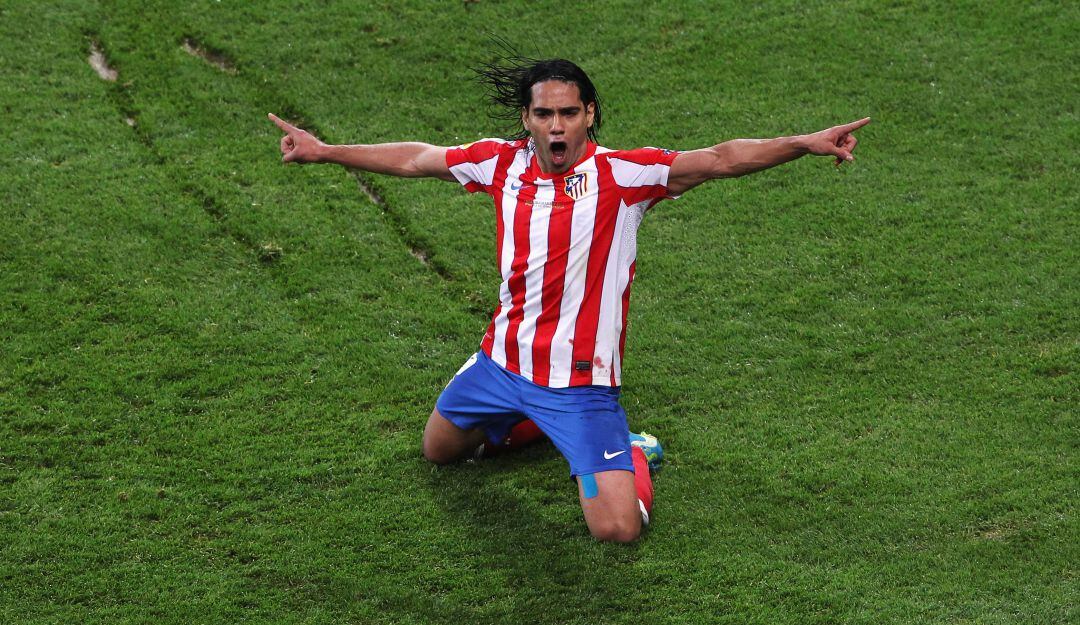 Falcao festeja su segundo gol en la final de la Liga de Europa 2011-2012 ante el Athletic Bilbao.