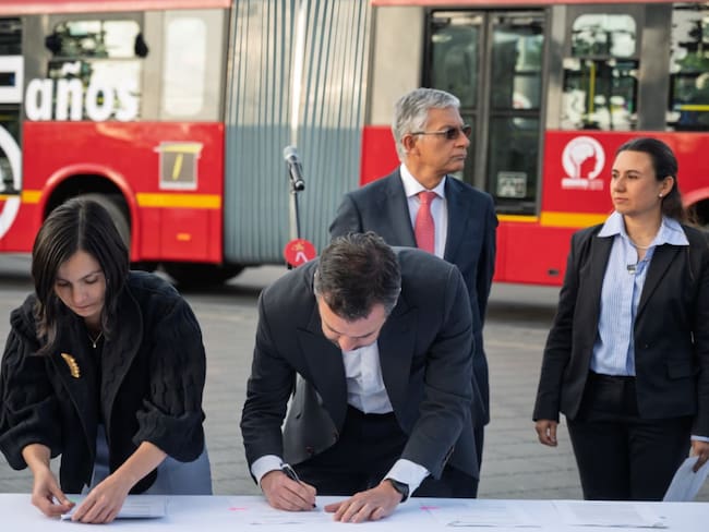Bogotá y Nación firman acuerdos para avanzar en el Metro y ampliar flota eléctrica de TransMilenio