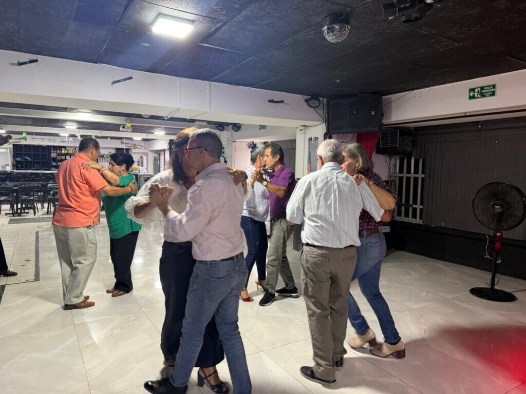 Parejas bailando en un establecimiento comercial en La Calle del tango en Manizales. Foto: archivo alcaldía.