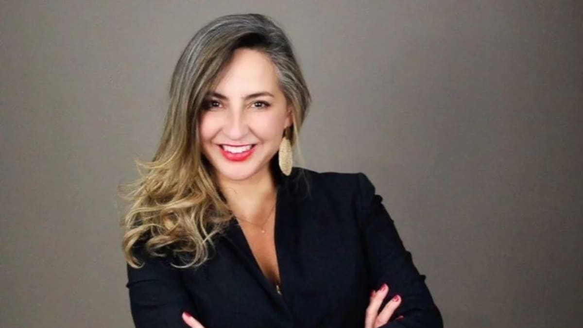 La historia de la colombiana encargada de tocar la campana de cierre del Nasdaq en Times Square