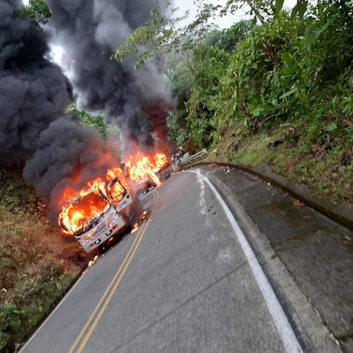 Fueron incendiados dos buses de Flota Occidental en la vía entre Risaralda y Chocó